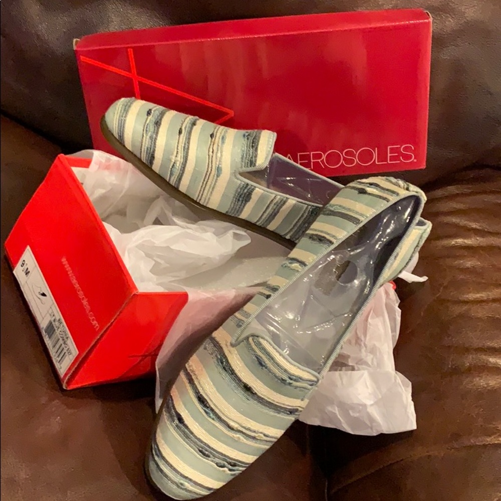 NWT Aerosoles Lt. blue striped flat w shimmer